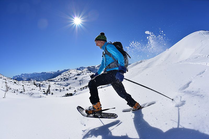 Ski outdoor. Экстремальный snowshoeing. Davos snowshoeing. Schneeschuhwandern. Snowshoeing vs Hiking.